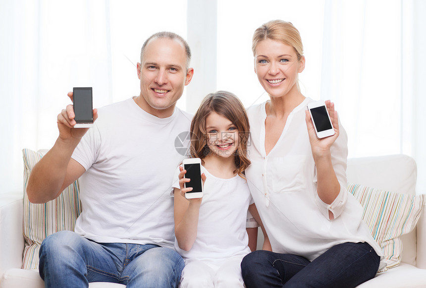 父母和家里有智能手机的小女孩的父母妈妈互联网爸爸母亲孩子家庭展示童年屏幕电话图片