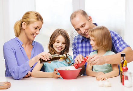 有两个孩子在家吃饭的幸福家庭童年女儿帮助男人女士女孩们蔬菜厨房桌子父亲碗高清图片素材