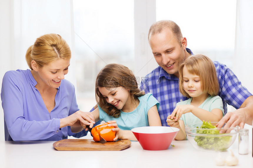 有两个孩子在家做晚饭的幸福家庭孩子们微笑帮助蔬菜烹饪女儿男人快乐父母教学图片