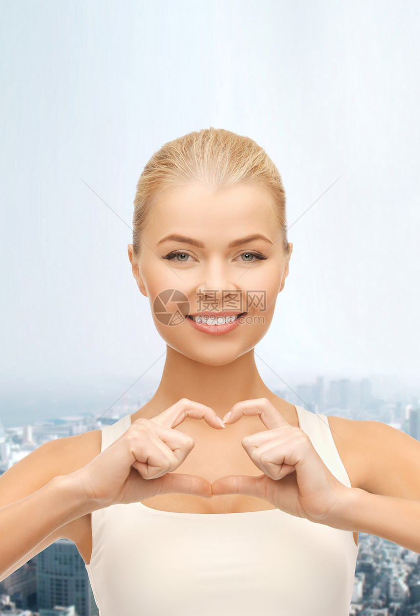 微笑的女士显示心形动作手势帮助情怀诊所药品胸部疾病建筑物女性城市图片