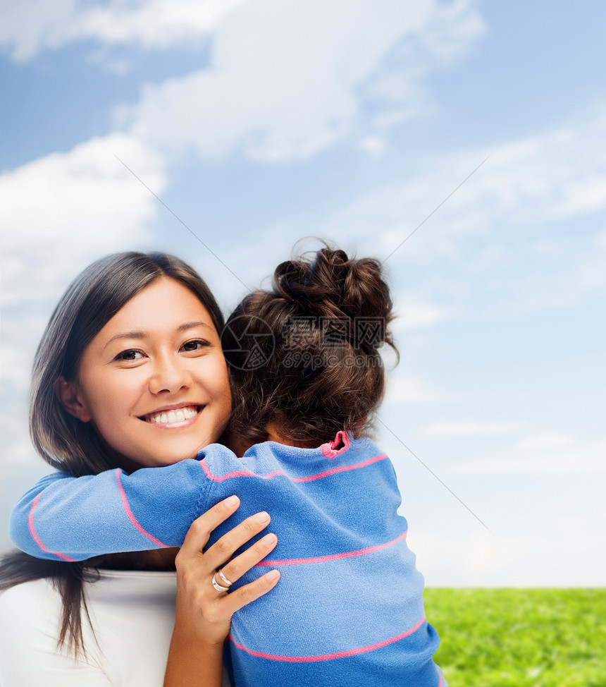 拥抱母亲和女儿蓝色微笑孩子幸福童年拉丁女士母性孩子们快乐图片