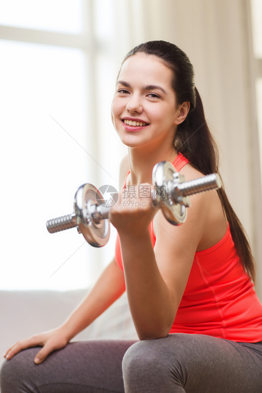 带着哑铃微笑的女孩运动女士女性肌肉拉丁重量青少年身体抽水房间健身房图片