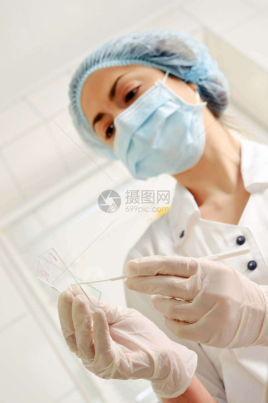 年轻女医生药品服务诊所口罩女性测试护士护理人员治疗白色图片