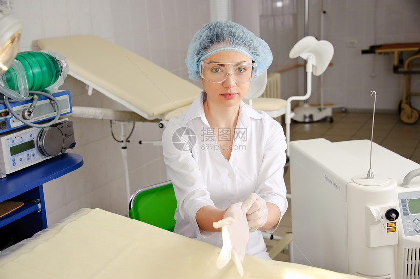 年轻女医生从业者眼镜护理人员护士操作药品医师白色保健成人图片