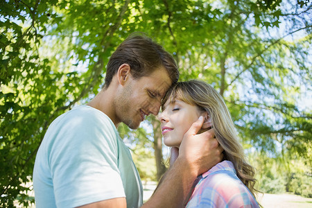 可爱的情侣在公园拥抱蓝天太阳女性女朋友快乐男朋友男人感情衬衫边缘漂亮的高清图片素材