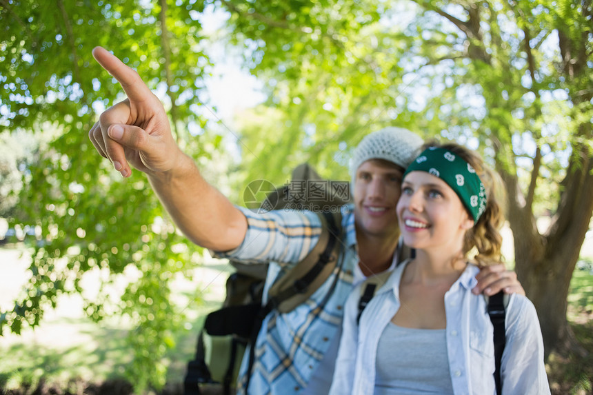 积极的一对夫妇在远足时用男人指着手指农村头巾手势女朋友活动男朋友闲暇快乐女性图片