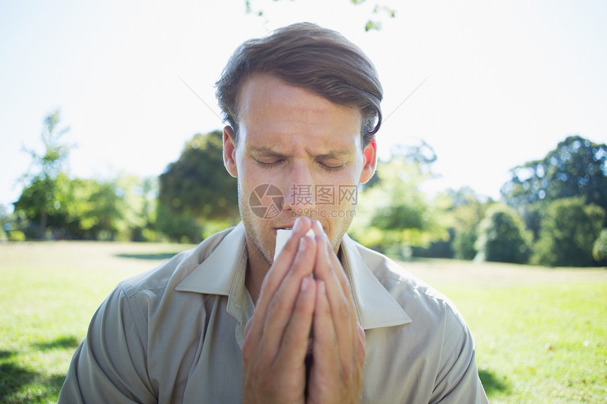 时尚男子在公园吹鼻涕男性衬衫太阳绿色花粉农村组织绿地男人阳光图片