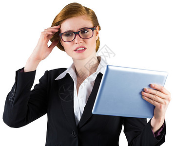 红头女商务人士使用平板电脑公司商务红发女性商业药片人士专注女士困惑背景图片