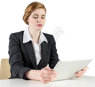红头女商务人士使用平板电脑人士药片职业女士女性商务红发商业专注触摸屏背景图片