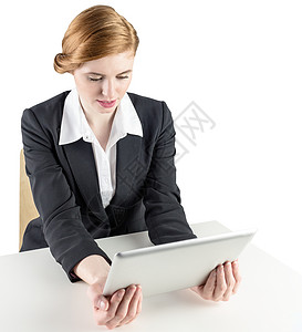 红头女商务人士使用平板电脑商业红发商务女士桌子人士公司女性专注职业背景图片