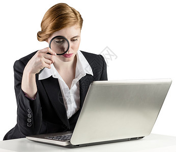 使用笔记本电脑的红头女商务人士女士搜索桌子调查人士专注女性红发商务好奇心商业高清图片素材