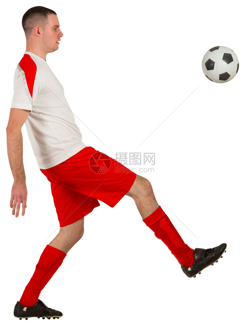 健身足球运动员与球赛运动红色活动白色运动服齿轮男性男人播放器图片
