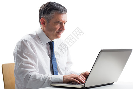 使用笔记本电脑的成熟商务人士公司桌子技术套装商务头发男性专注人士职业公司的高清图片素材