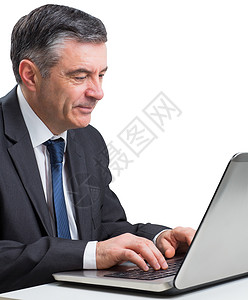 使用笔记本电脑的成熟商务人士职业套装男性头发桌子技术人士专注商务商业剪下高清图片素材