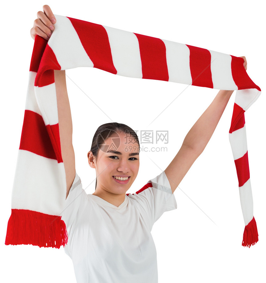 足球迷挥舞红白围巾条纹活力扇子观众运动快乐世界球衣微笑女性图片