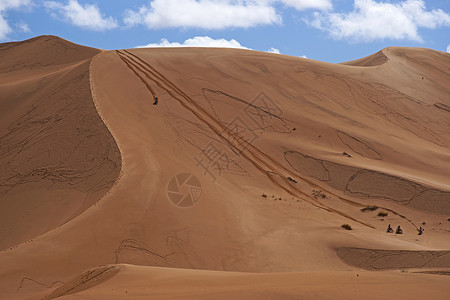 在沙漠中驾驶汽车背景图片
