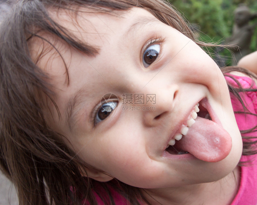 年轻女孩伸出舌头 同时做笑脸图片