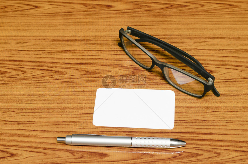 带眼镜的大忙车卡和笔杯子木头推介会桌子名片信封咖啡卡片笔记本公司图片