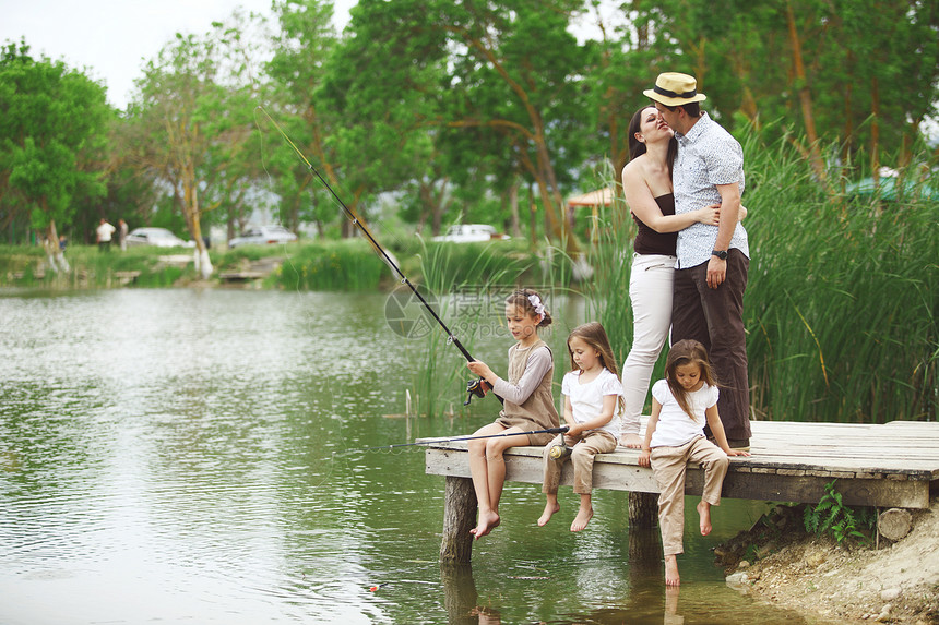 家庭渔业乡村父母孩子们母亲淡水童年爱好时间池塘闲暇图片