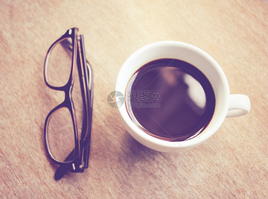 热咖啡和带反转过滤效果的眼镜黑色咖啡早餐生活杯子潮人棕色情绪白色复古图片