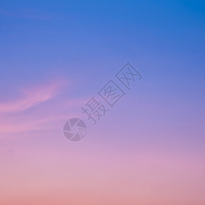 夜晚的天空紫色沙漠多云阳光橙子日落蓝色太阳云景背景图片