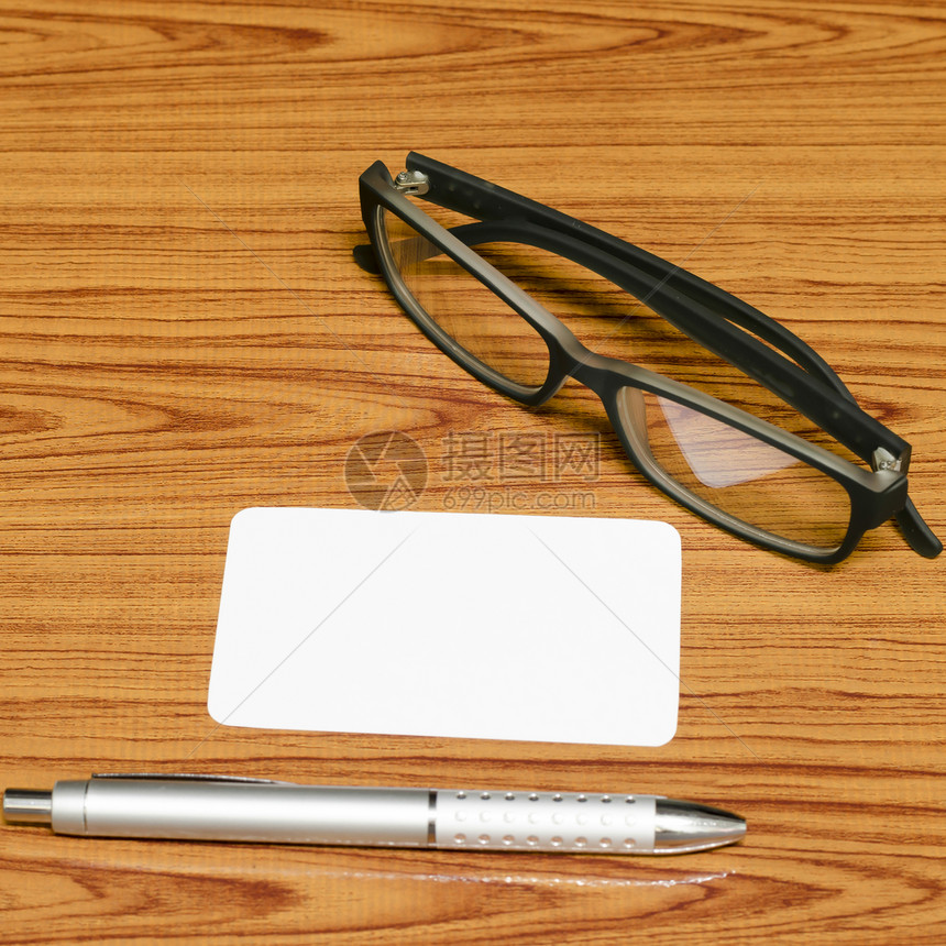 带眼镜的大忙车卡和笔推介会咖啡记事本补给品电脑木头杯子身份桌面食物图片