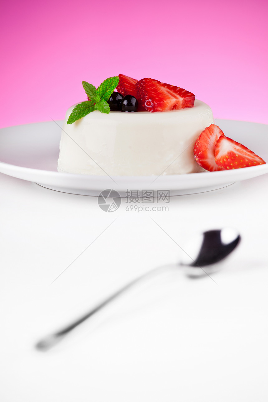 潘纳科塔甜点水果红色素食者糕点奶油薄荷黑色食物草药图片