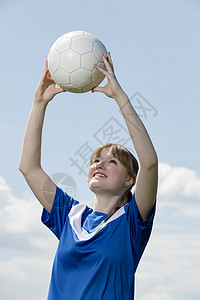 女子足球年轻的足球女子闲暇训练天空女性衬衫女士联盟运动公园蓝色背景