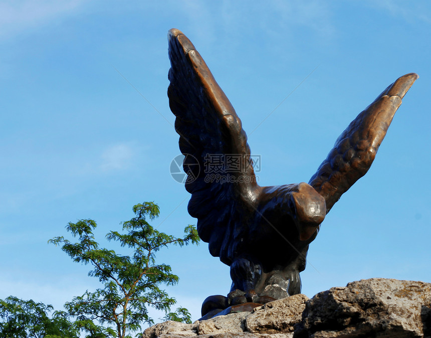 北高加索地区标志性地标的山顶历史蓝色矿物岩石天蓝色天空季节建筑师雕像纪念碑图片