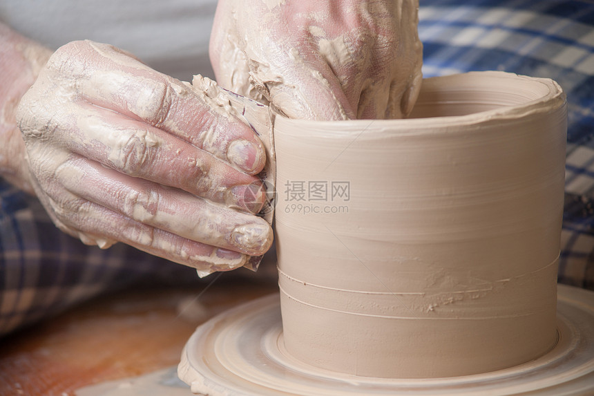 陶匠的手艺术作坊陶瓷工匠黏土压力女士血管专注旋转图片