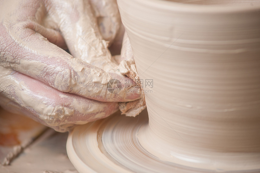 陶匠的手手工业女士手工陶瓷车轮花瓶陶器工艺制造业压力图片