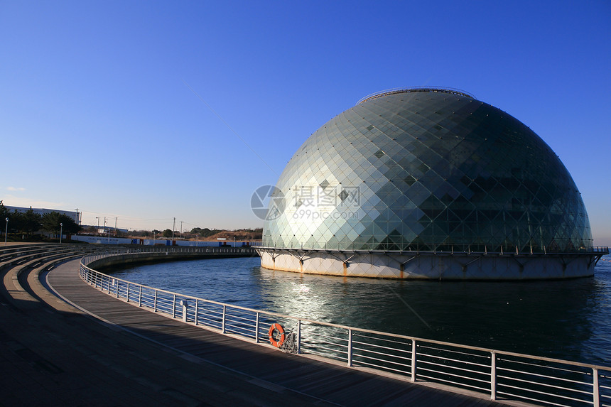 大阪海洋博物馆圆顶远景风景天空阳光建筑图片