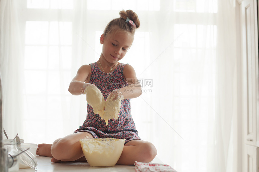 儿童烹饪孩子帮助桌子生活白色女性工作厨房女儿蛋糕图片