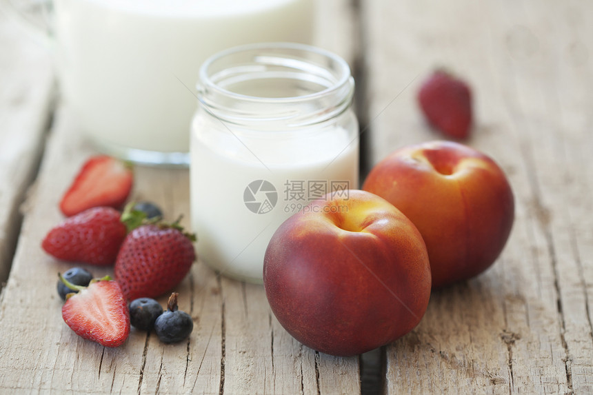 水果和牛奶玻璃杯子乡村农场桃子小吃营养饮食食品食物图片