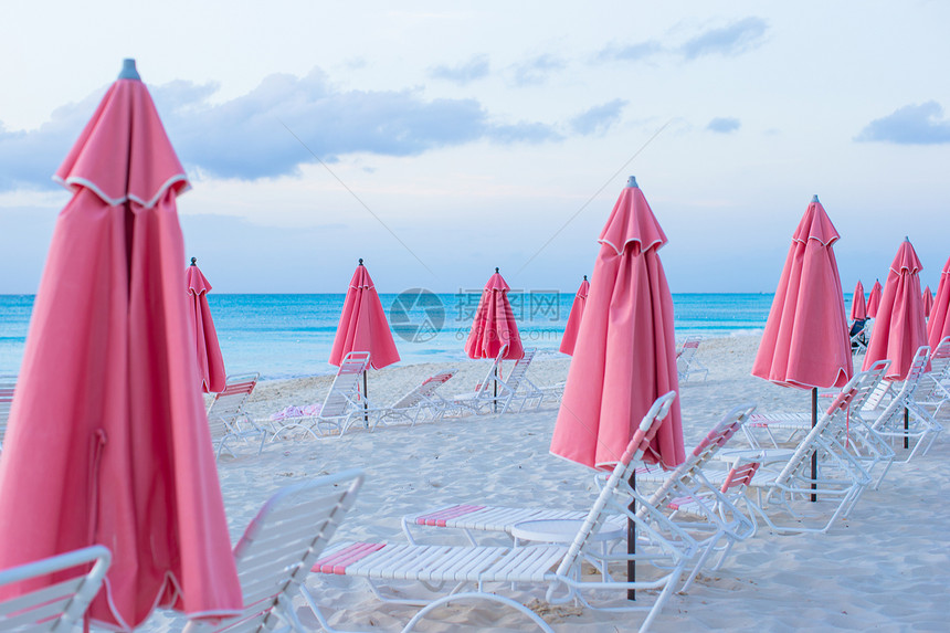 带雨伞和沙椅的热带空沙滩荒地天堂观景情调异国天空椅子海岸线旅行海岸海滩晴天蓝色图片