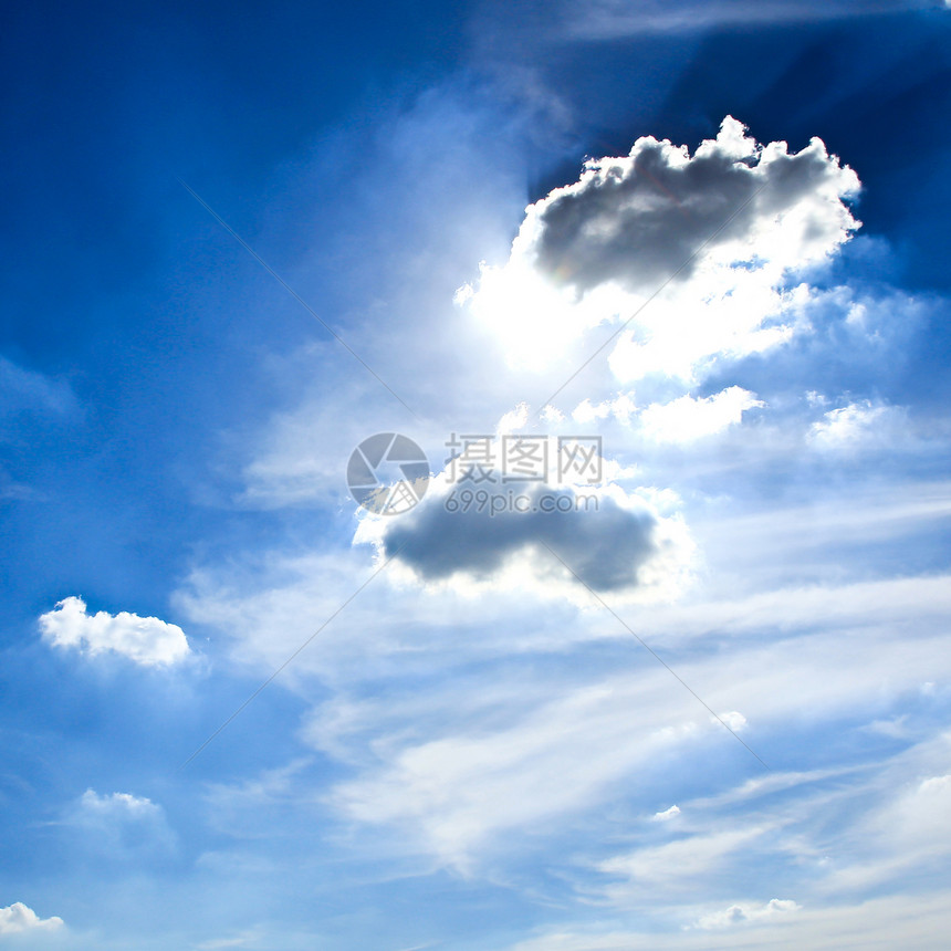 太阳光照耀的戏剧性天空图片