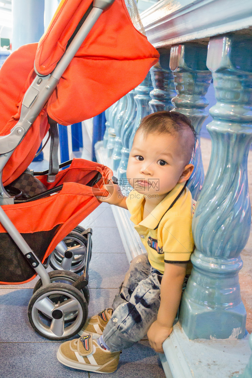 亚洲可爱男孩和婴儿婴儿婴儿车摆姿势图片