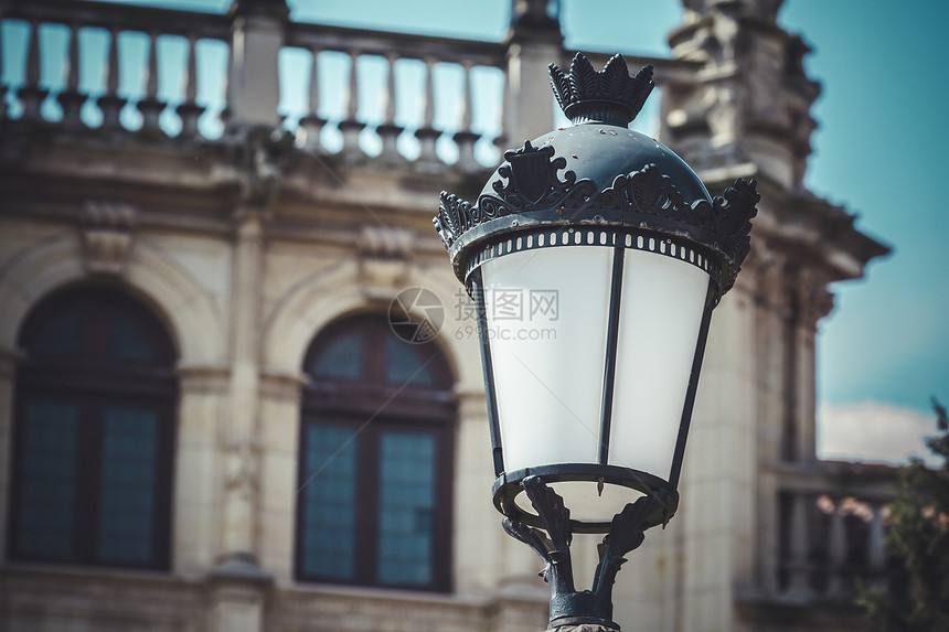 带有装饰性金属的传统街灯蓬勃发展灯柱城市力量青铜照明灯笼文化建筑学天空邮政图片
