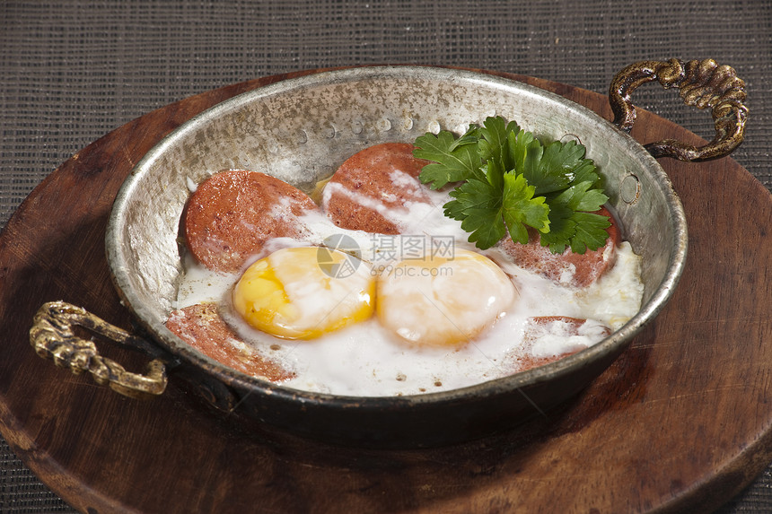 煎蛋黄色蛋黄动物乡村早餐蓝色食物白色胡椒平底锅图片
