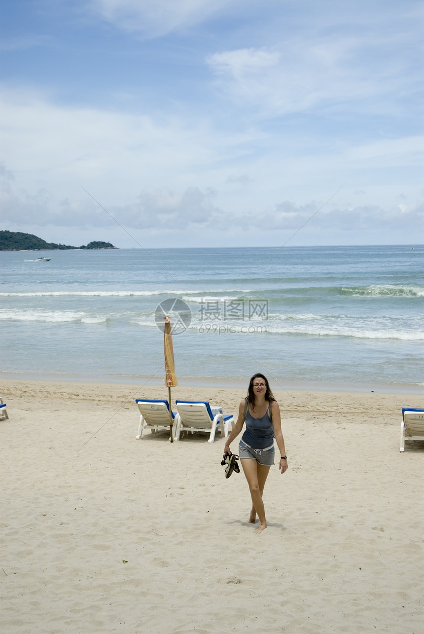 海滩上的女人女性蓝色热带女士异国情调图片