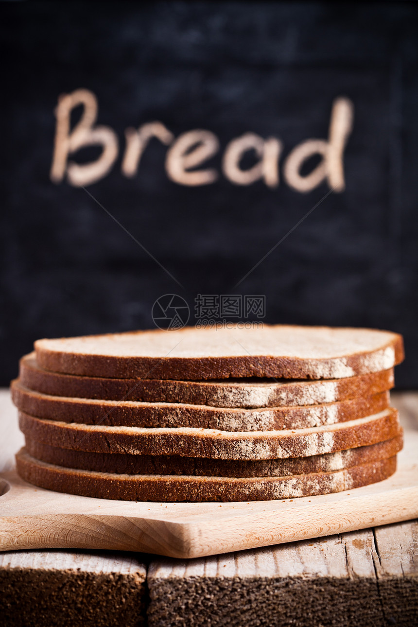 黑麦面包和黑板棕色亚麻宏观燕麦包子小麦美食乡村木板黑色图片