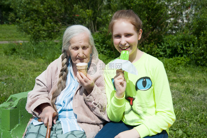 外婆和她孙女在一起美食食物幸福锥体婴儿童年金发祖母嘴唇女孩们图片