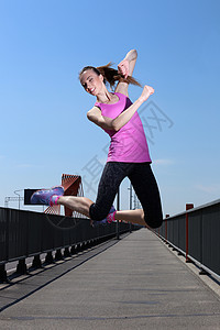 跳桥素材运动 空中有吸引力的女孩芭蕾舞衬衫运动装城市衣服空气栏杆阳光街道青年背景