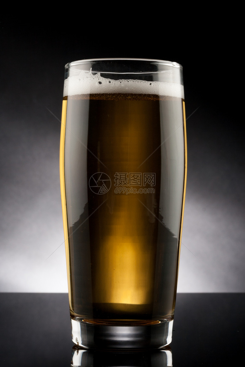 啤酒液体气泡酿造干杯黄色棕色庆典玻璃反射餐厅图片