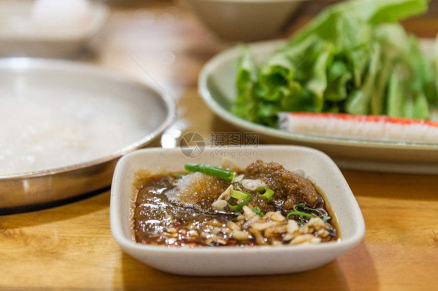 餐桌上有美味的中国香料和火锅图片