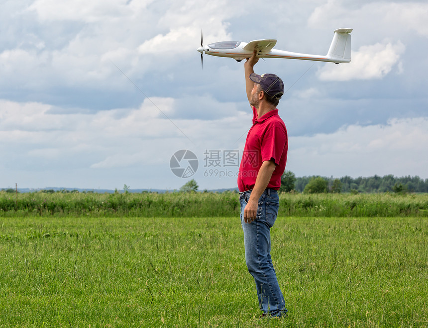 人射入天空 飞翔滑翔引擎高度蓝色航空航班闲暇男人场地螺旋桨天线图片