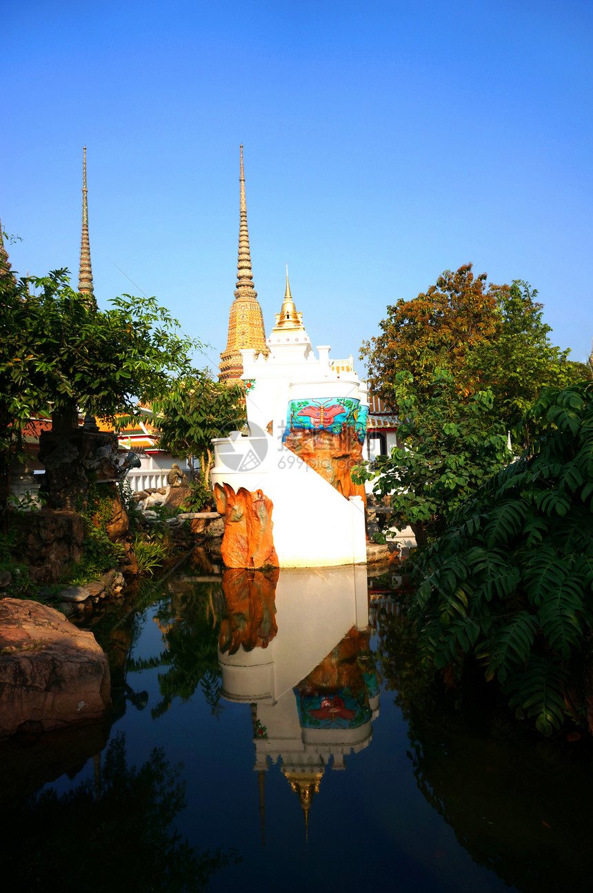 在Wat Pho寺有反射的水塔图片