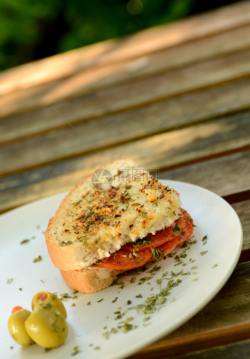 夏季的腊肠三明治草本植物餐厅餐桌香肠香料盘子小吃熟食营养美食图片