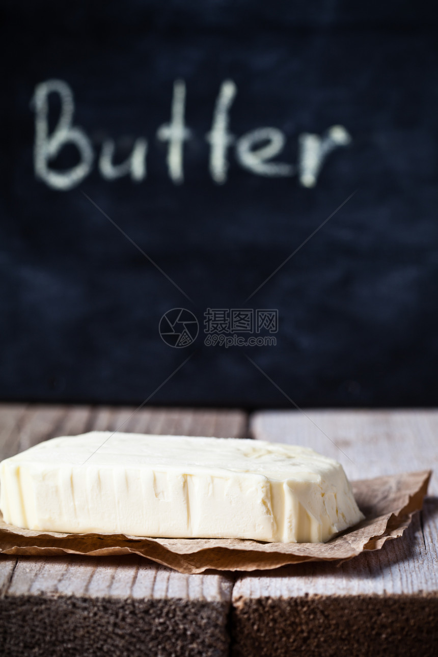 新鲜黄油和黑板桌子脂肪产品木板营养美食早餐奶制品乡村食物图片