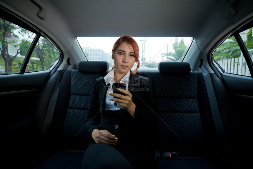 妇女使用智能电话管理人员女性旅行细胞成人讲话汽车人士驾驶女孩图片